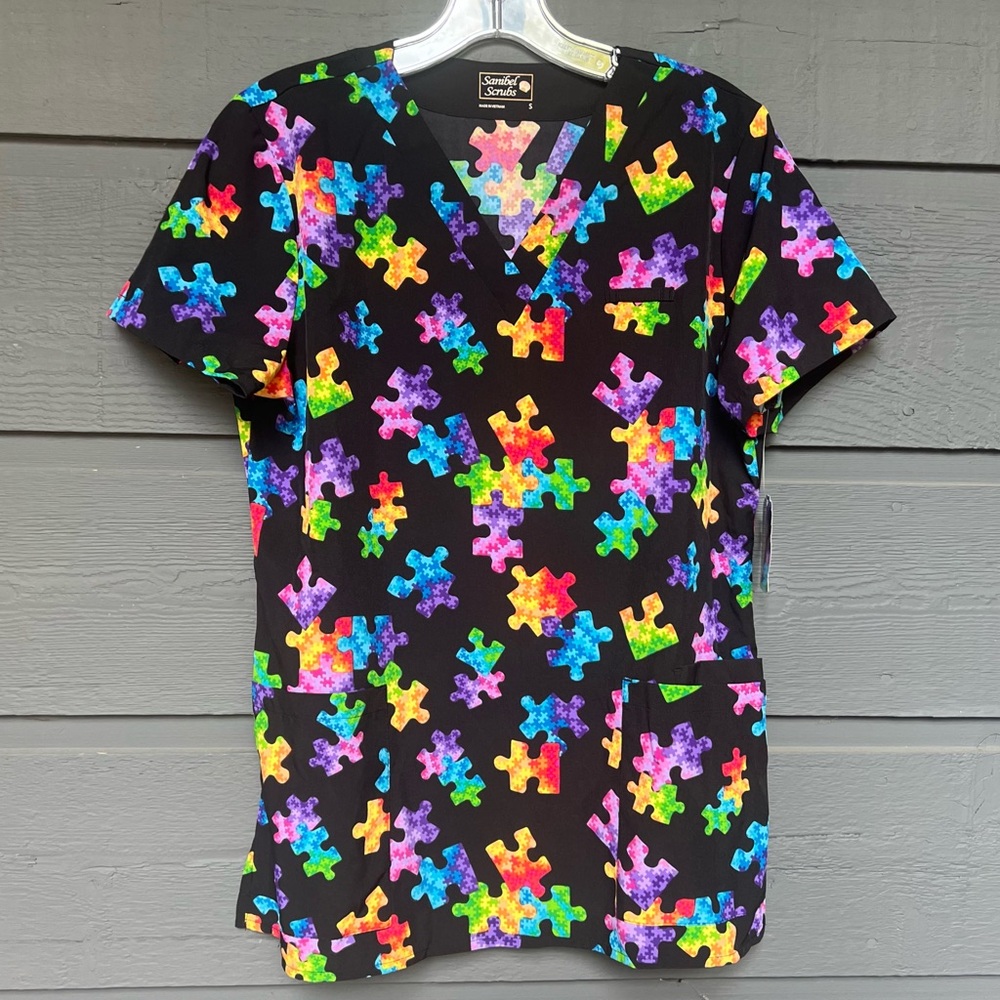 SANIBEL SCRUBS TOP JIGSAW PUZZLE PRINT  SIZE SMALL  NEW